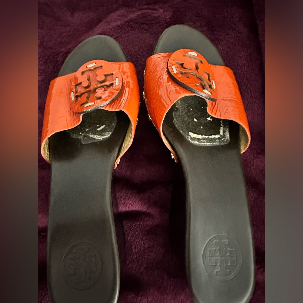 TORY BURCH
Patent Leather Studded Accents Slides
Women's Size: 71/2